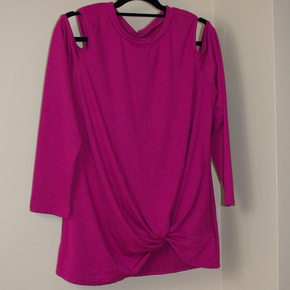 NWOT magenta long sleeved cold shoulder top with twist detail - XL